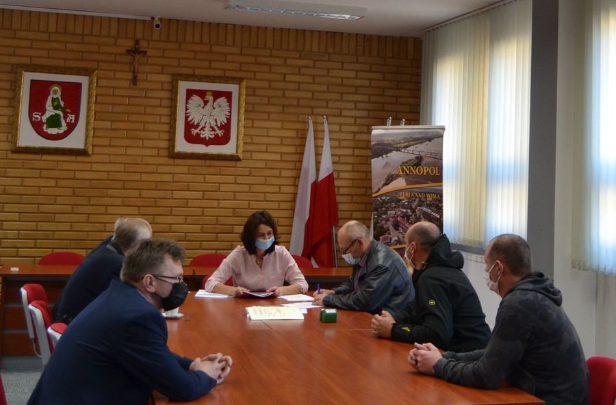 
                                                    Podpisanie umowy przez Wykonawcę Zakład Instalatorstwa Elektrycznego Wiesław, Karol Dudek z Kraśnika  
                                                