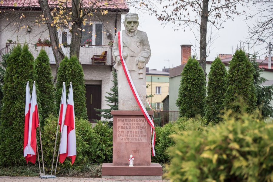 
                                                    Pomnik Marszałka Józefa Piłsudskiego na annopolskim Rynku
                                                