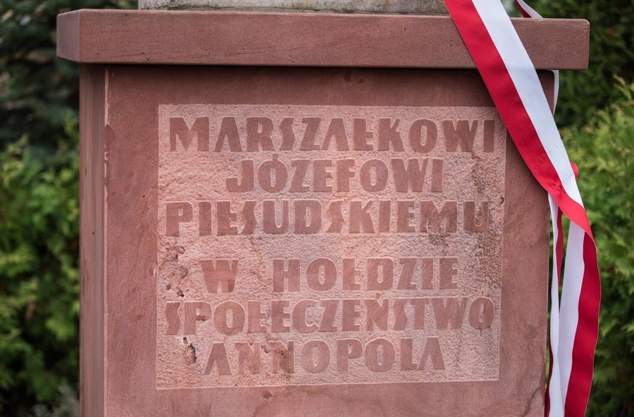 
                                                    Pamiątkowa tablica na pomniku Marszałka Józefa Piłsudskiego
                                                