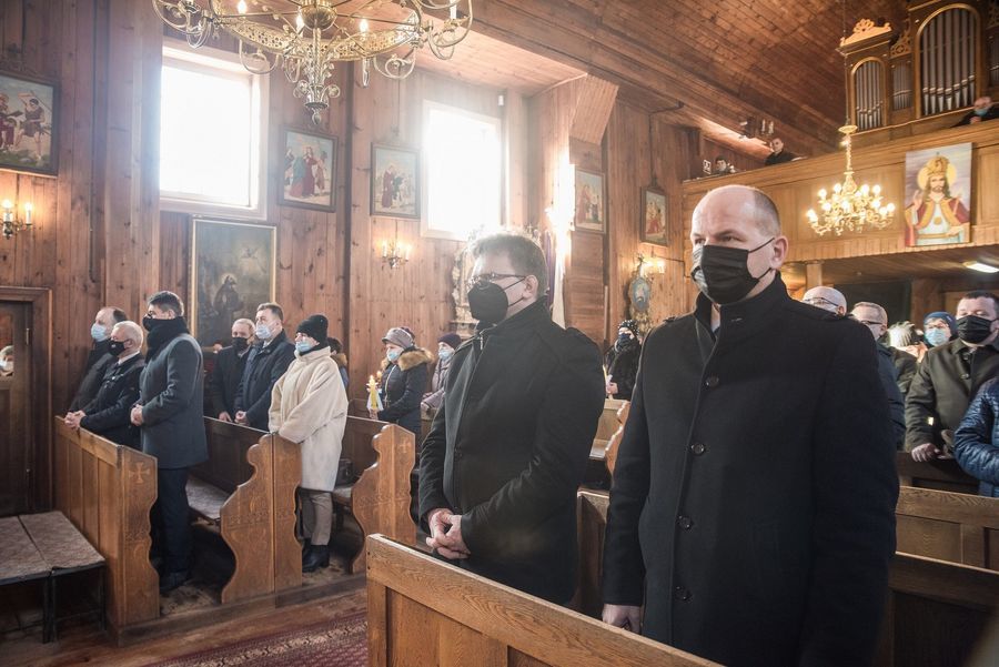 
                                                    Uczestnicy uroczystości podczas mszy w intencji pomordowanych
                                                