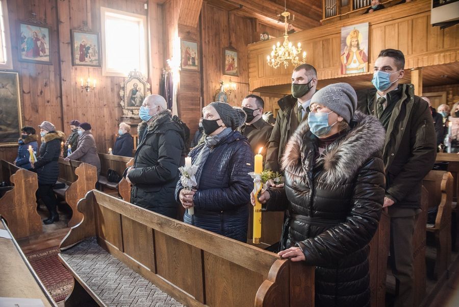 
                                                    Uczestnicy uroczystości podczas mszy w intencji pomordowanych
                                                