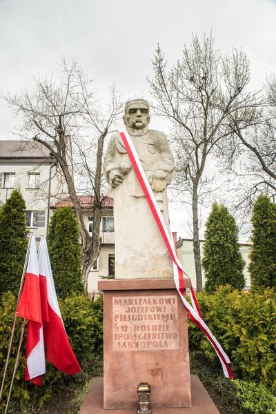 
                                                    Uroczyste złożenie wieńca pod pomnikiem Marszałka Józefa Piłsudskiego
                                                