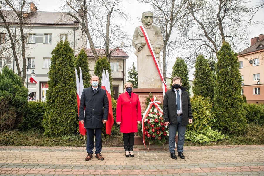
                                                    Uroczyste złożenie wieńca pod pomnikiem Marszałka Józefa Piłsudskiego
                                                