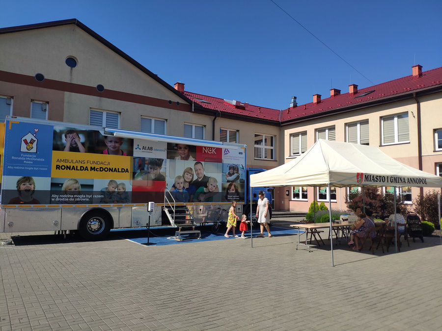 
                                                    Ambulans Fundacji Ronalda McDonalda na placu przy Przedszkolu w Annopol
                                                