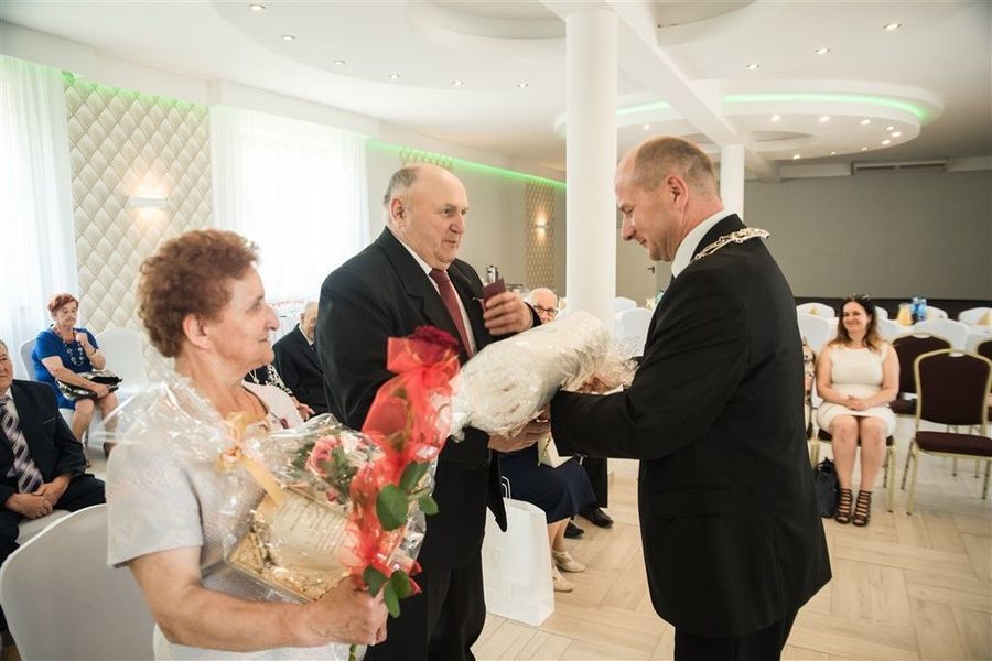 
                                                    Państwo Henryka i Wiesław Gil otrzymują  prezent  od Burmistrza Annopola. (2)
                                                