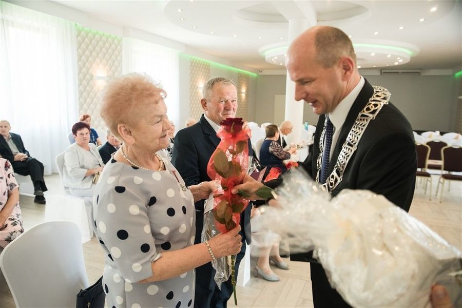 
                                                    Państwo Marta i Zdzisław Libor otrzymują prezent od  Burmistrza Annopola.
                                                