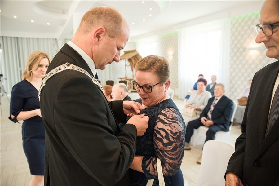 
                                                    Pani Anna Gazda otrzymuje medal za długoletnie pożycie małżeńskie.
                                                