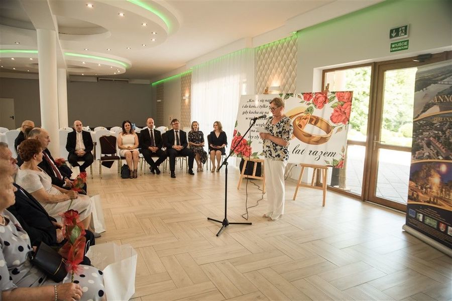 
                                                    Przewodnicząca Rady Miejskiej Annopol Pani Zenobia Jarmuła składa życzenia Jubilatom
                                                