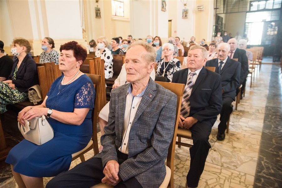 
                                                    Państwo Krystyna i Stefan Zamłyńscy podczas Mszy Św. z okazji Jubileuszu 50-lecia Pożycia Małżeńskiego.
                                                
