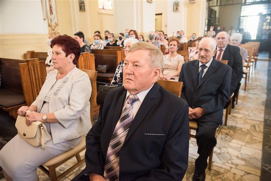 
                                                    Państwo Danuta i Janusz Olszówka podczas Mszy Św. z okazji Jubileuszu 50-lecia Pożycia Małżeńskiego.
                                                