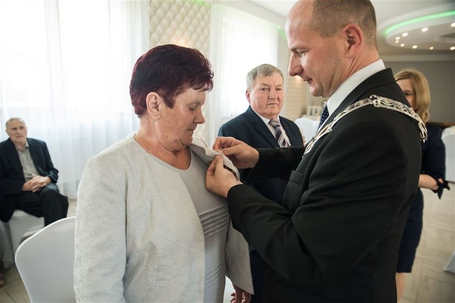 
                                                    Pani Danuta Olszówka otrzymuje medal za długoletnie pożycie małżeńskie
                                                