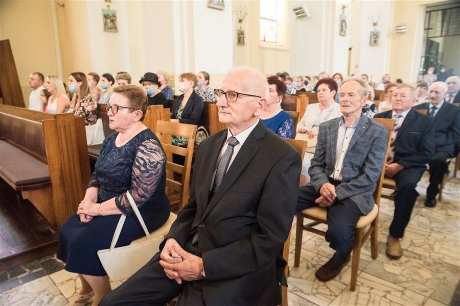 
                                                    Państwo Anna i Ryszard Gazda podczas Mszy Św. z okazji Jubileuszu 50-lecia Pożycia Małżeńskiego.
                                                