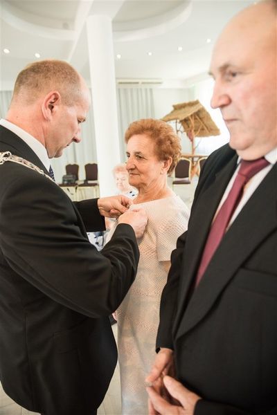 
                                                    Pani Henryka Gil otrzymuje medal  za długoletnie pożycie małżeńskie.
                                                