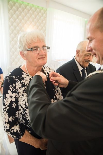 
                                                    Pani Alina Piwowarska otrzymuje medal za długoletnie pożycie małżeńskie.
                                                