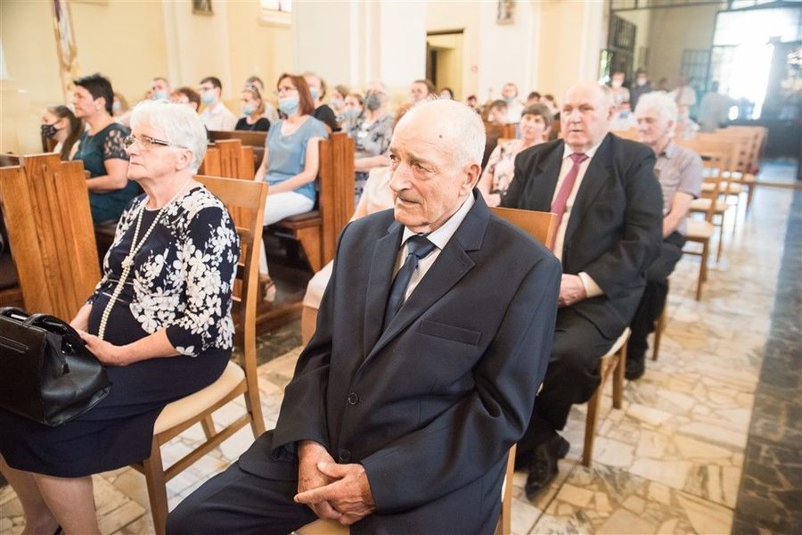 
                                                    Państwo Alina i Zenon Piwowarscy podczas Mszy Św. z okazji Jubileuszu 50-lecia Pożycia Małżeńskiego.
                                                
