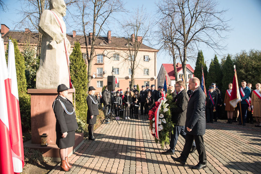 
                                                    Uroczystości 103 rocznicy Odzyskania Niepodległości pod pomnikiem Marszałka Józefa Piłsudskiego w Annopolu
                                                