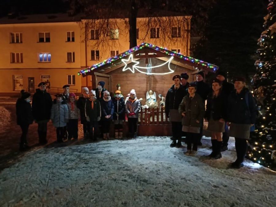 
                                                    UROCZYSTE PRZENIESIENIE FIGURKI DZIECIĄTKA JEZUS DO SZOPKI NA ANNOPOLSKIM RYNKU
                                                