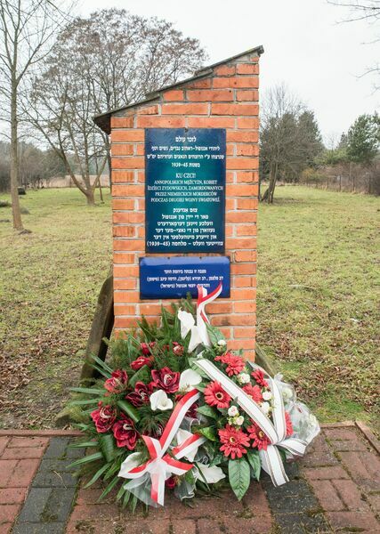 
                                                    Pomnik ku czci pomordowanych annopolskich Żydów
                                                