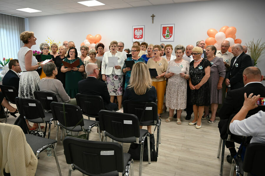
                                                    Wytęp muzyczny pierwszej grupy seniorów z Klubu Senior plus w Annopolu
                                                