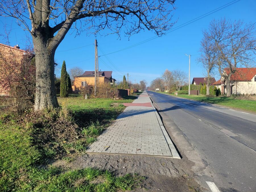 
                                                    Nowo wybudowany chodnik przy drodze wojewódzkiej 854 w miejscowości Opoka Kolonia (1)
                                                