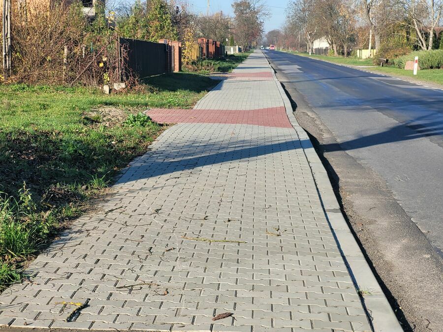 
                                                    Nowo wybudowany chodnik przy drodze wojewódzkiej 854 w miejscowości Opoka Kolonia (1)
                                                
