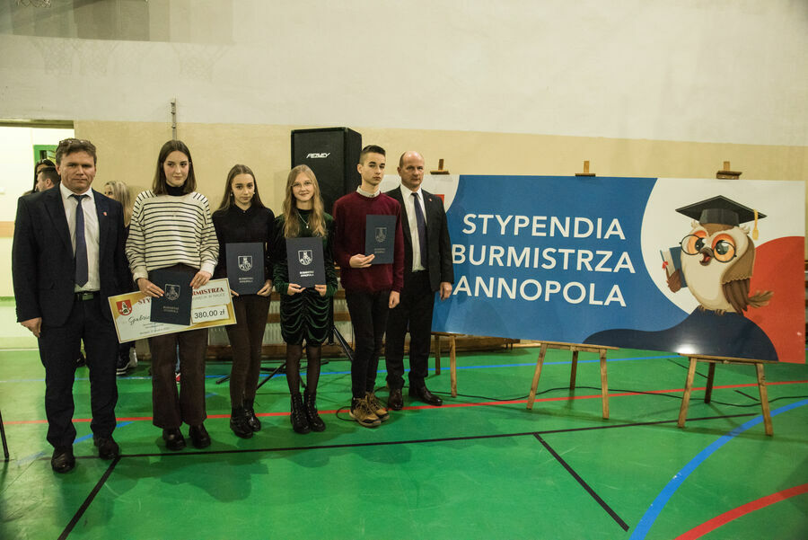 
                                                    Nagrodzeni uczniowie za wybitne osiągnięcia w nauce
                                                