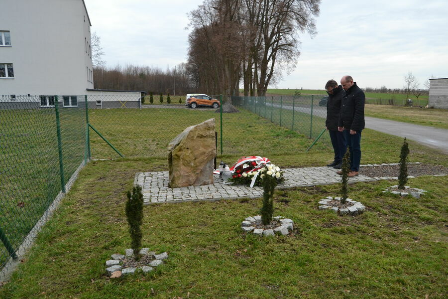 
                                                    Burmistrz Annopola Mirosław Gazda wraz z Zastępcą Józefem Paćkowskim złożyli wiązankę przed tablicą upamiętniającą Apolonię i Piotra Likosów w Opoce Dużej
                                                