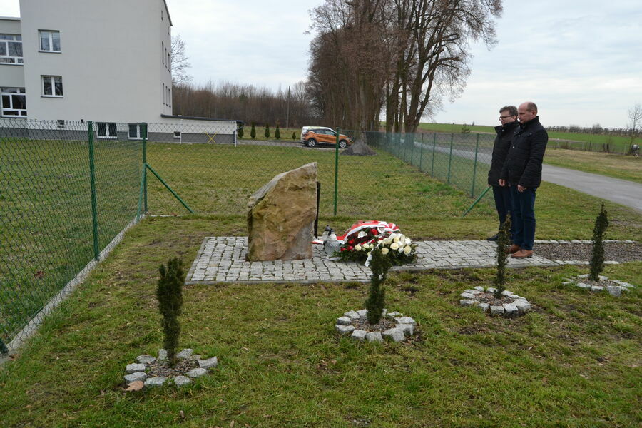 
                                                    Burmistrz Annopola Mirosław Gazda wraz z Zastępcą Józefem Paćkowskim złożyli wiązankę przed tablicą upamiętniającą Apolonię i Piotra Likosów w Opoce Dużej
                                                