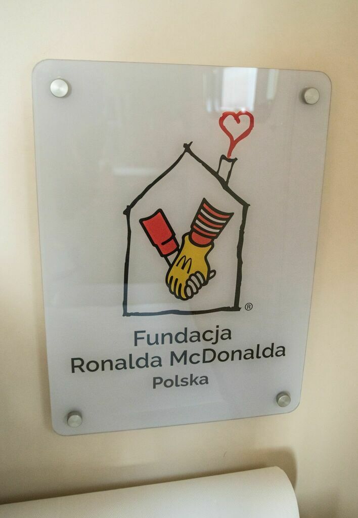 
                                                    AMBULANS FUNDACJI RONALDA MCDONALDA W ANNOPOLU
                                                