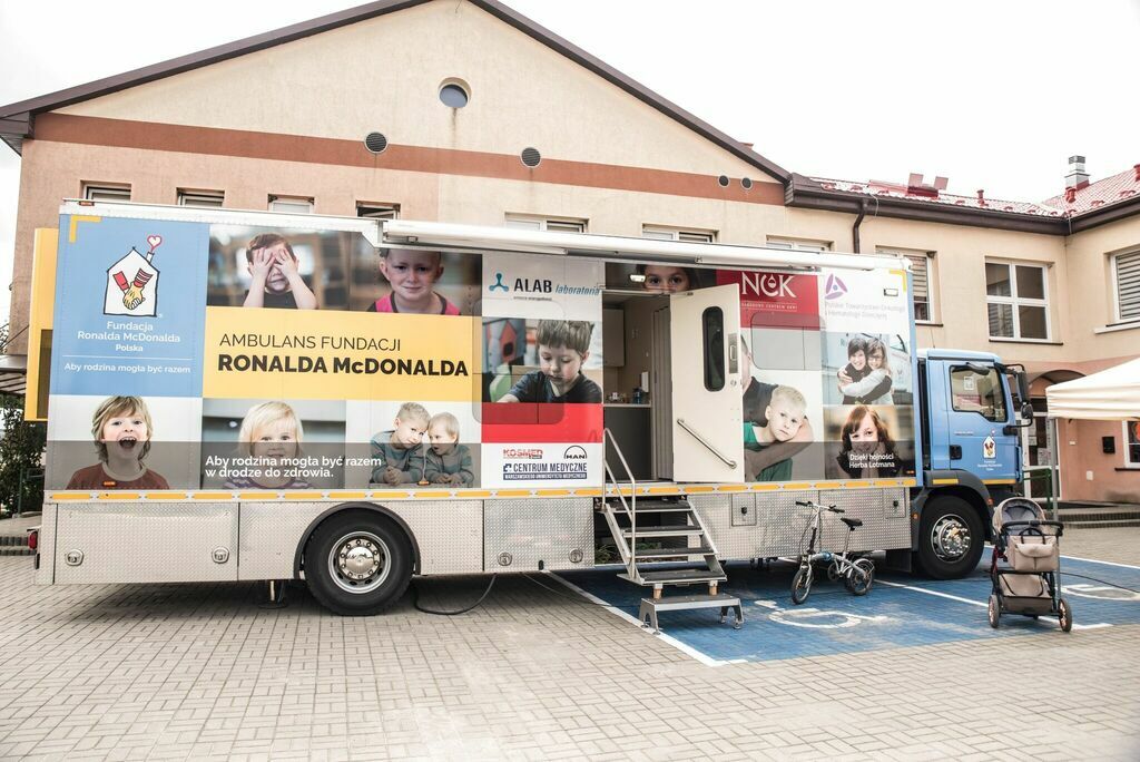 
                                                    AMBULANS FUNDACJI RONALDA MCDONALDA W ANNOPOLU
                                                