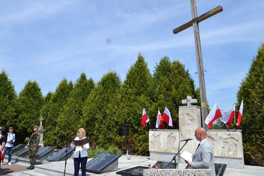 
                                                    WOJEWÓDZKIE OBCHODY DNIA WALKI I MĘCZEŃSTWA WSI POLSKIEJ W BOROWIE.
                                                