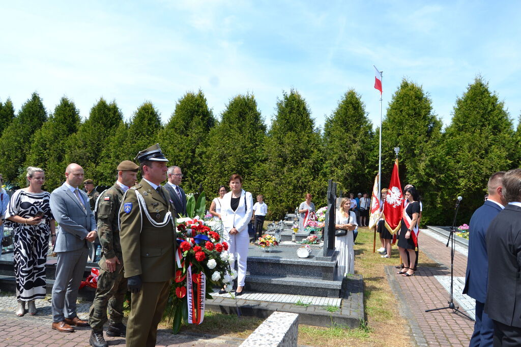 
                                                    WOJEWÓDZKIE OBCHODY DNIA WALKI I MĘCZEŃSTWA WSI POLSKIEJ W BOROWIE.
                                                