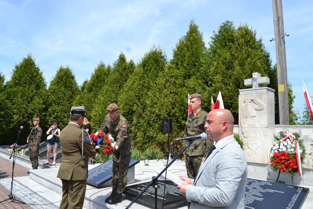 
                                                    WOJEWÓDZKIE OBCHODY DNIA WALKI I MĘCZEŃSTWA WSI POLSKIEJ W BOROWIE.
                                                