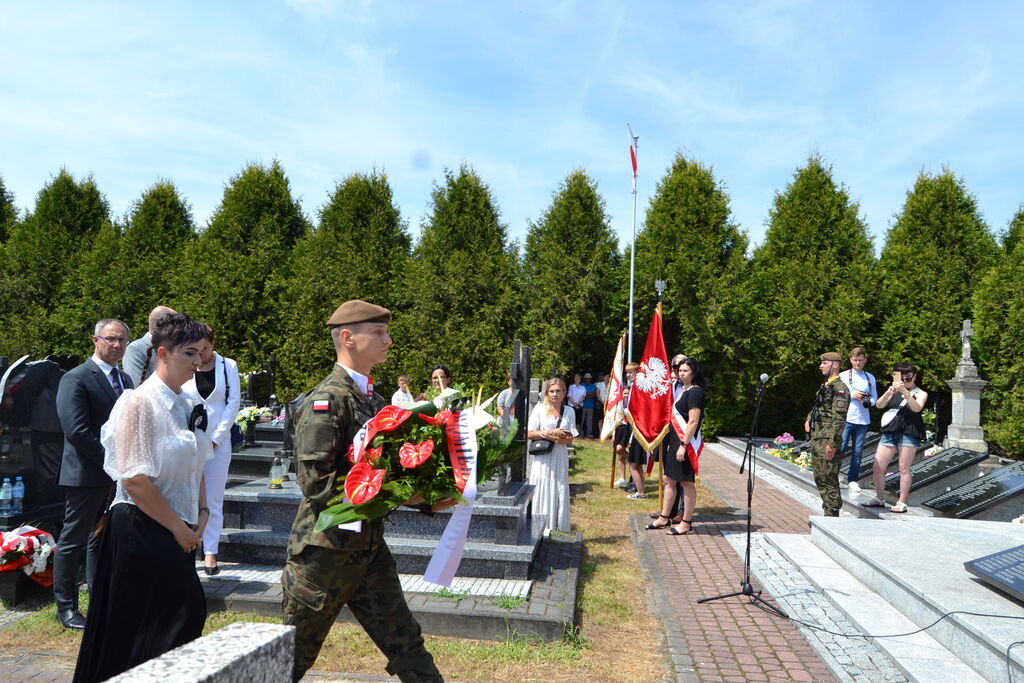 
                                                    WOJEWÓDZKIE OBCHODY DNIA WALKI I MĘCZEŃSTWA WSI POLSKIEJ W BOROWIE.
                                                