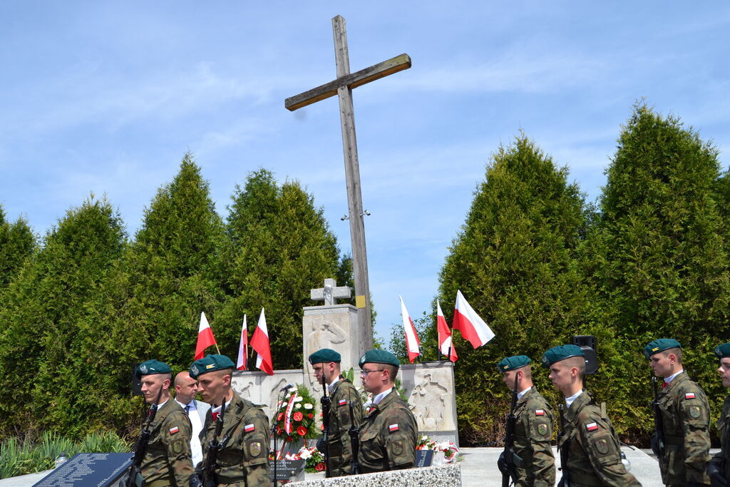 
                                                    WOJEWÓDZKIE OBCHODY DNIA WALKI I MĘCZEŃSTWA WSI POLSKIEJ W BOROWIE.
                                                