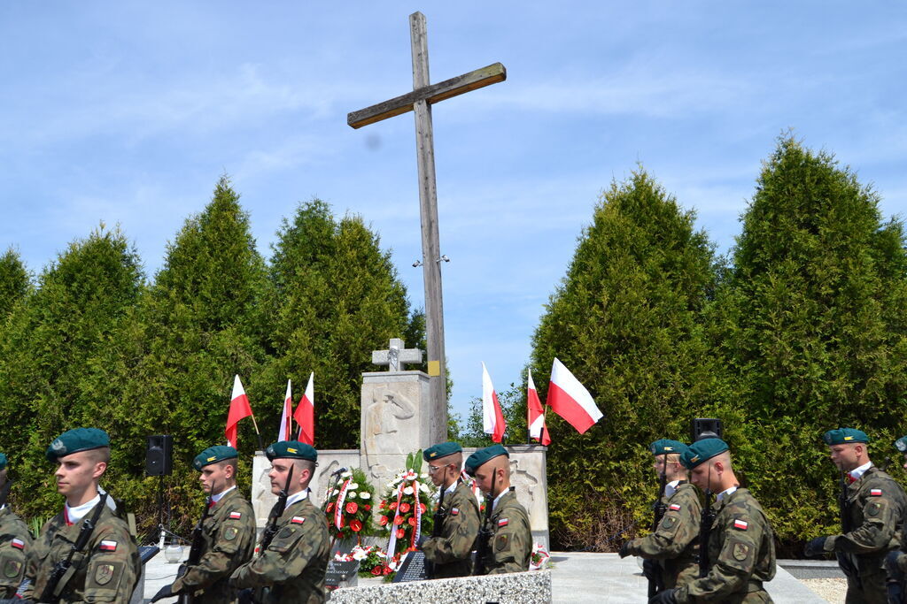 
                                                    WOJEWÓDZKIE OBCHODY DNIA WALKI I MĘCZEŃSTWA WSI POLSKIEJ W BOROWIE.
                                                