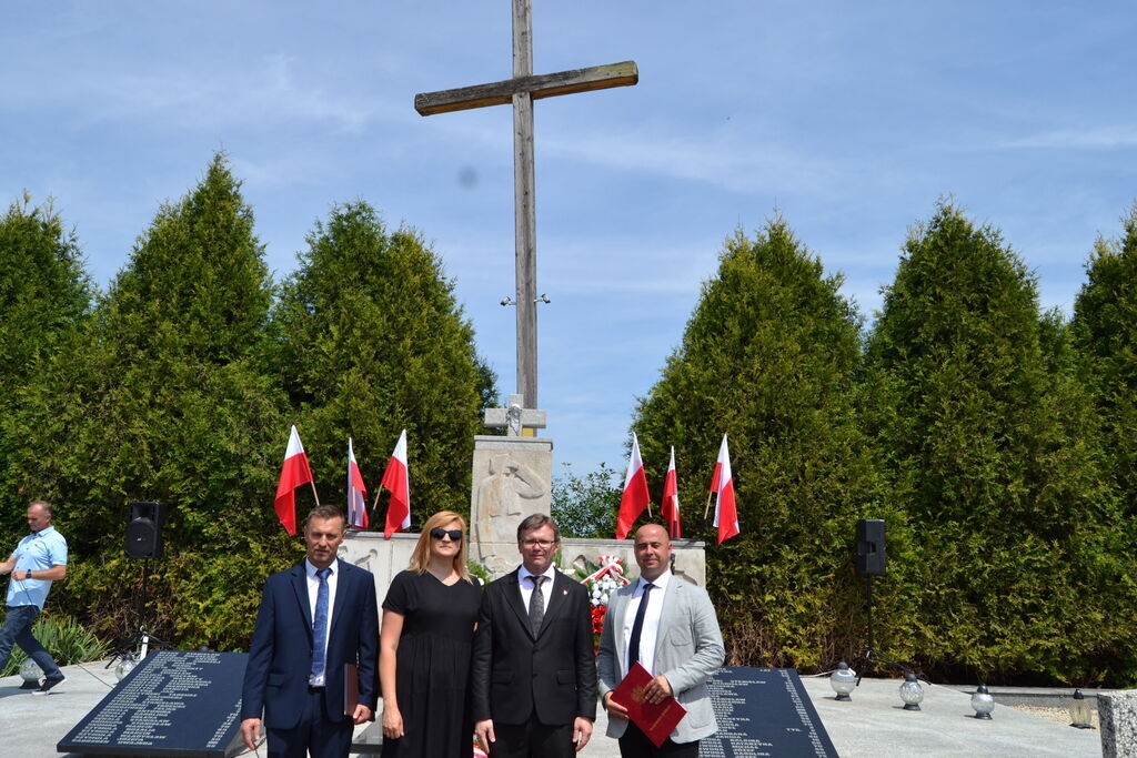 
                                                    WOJEWÓDZKIE OBCHODY DNIA WALKI I MĘCZEŃSTWA WSI POLSKIEJ W BOROWIE.
                                                