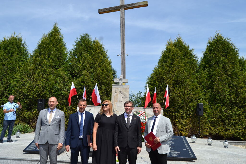 
                                                    WOJEWÓDZKIE OBCHODY DNIA WALKI I MĘCZEŃSTWA WSI POLSKIEJ W BOROWIE.
                                                