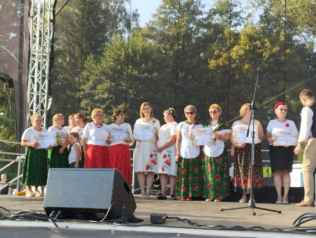 
                                                    DOŻYNKI POWIATOWE W URZĘDOWIE.
                                                