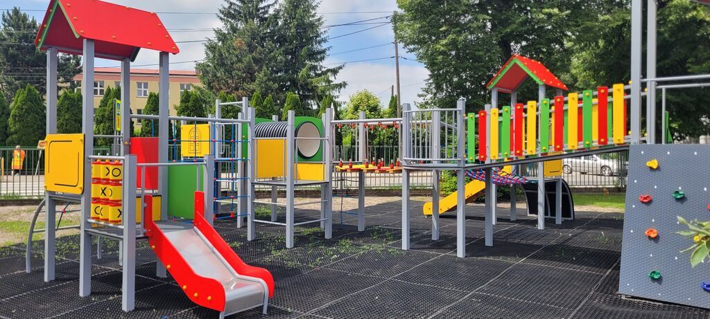 
                                                    Podsumowanie inwestycji w 2024r. - Odbiór placu zabaw przy Szkole w Annopolu.
                                                