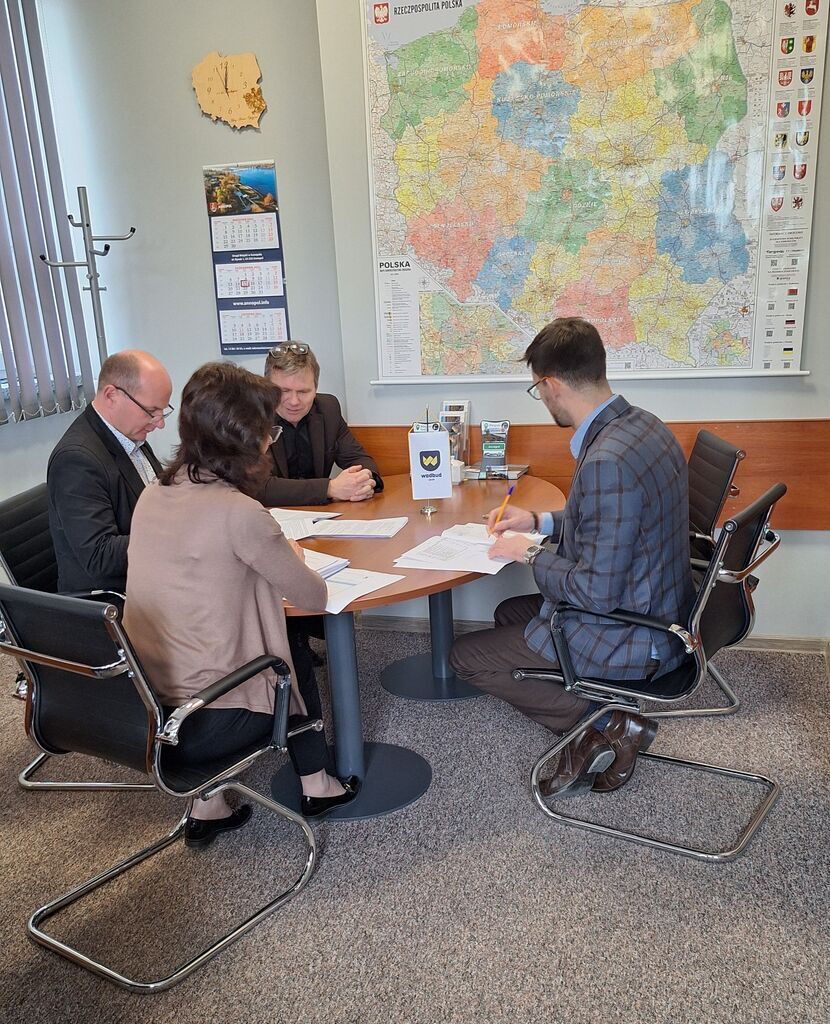 
                                                    PODPISANIE UMOWY Z WYKONAWCĄ ZADANIA  „PRZEBUDOWA DROGI GMINNEJ NR 108546L W ŚWIECIECHOWIE PODUCHOWNYM”
                                                