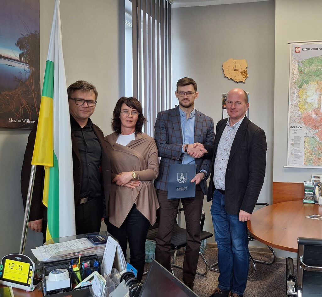 
                                                    PODPISANIE UMOWY Z WYKONAWCĄ ZADANIA  „PRZEBUDOWA DROGI GMINNEJ NR 108546L W ŚWIECIECHOWIE PODUCHOWNYM”
                                                