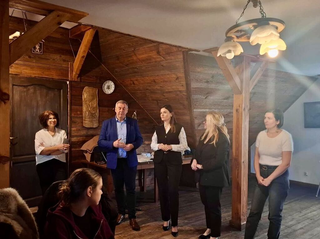 burmistrzowie-stojacy-razem-na-przemowie