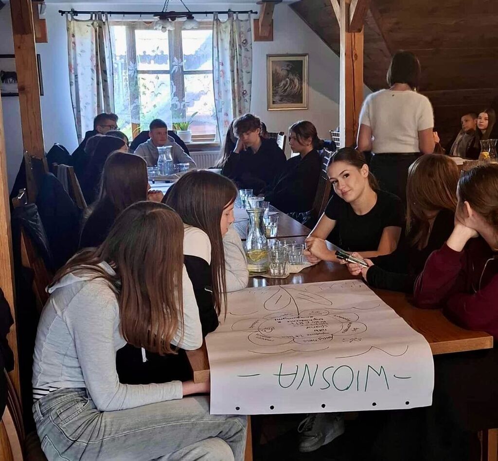 mlodziez-siedzaca-przy-stole