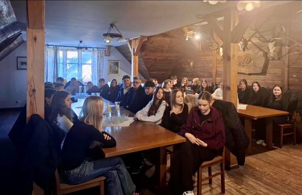 mlodziez-siedzaca-przy-stole