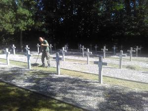 Żołnierze z 41. Bazy Lotnictwa Szkolnego porządkowali cmentarz wojenny „Balonna”
