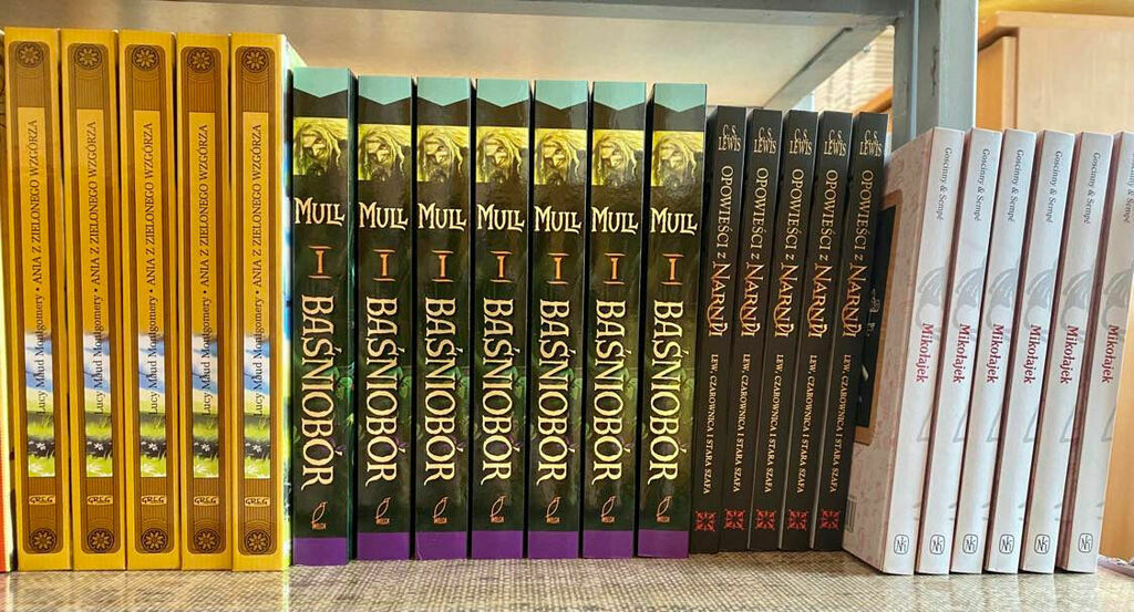 
                                                    Książki na półce
                                                