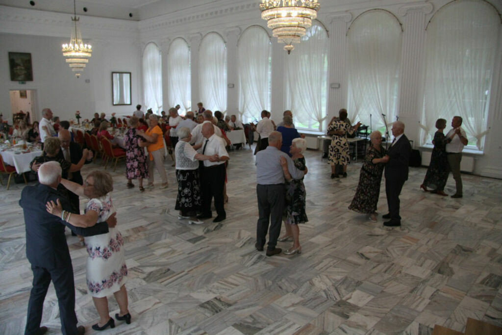 
                                                    40 – lecie Klubu Seniora Jesienna Róża 
                                                