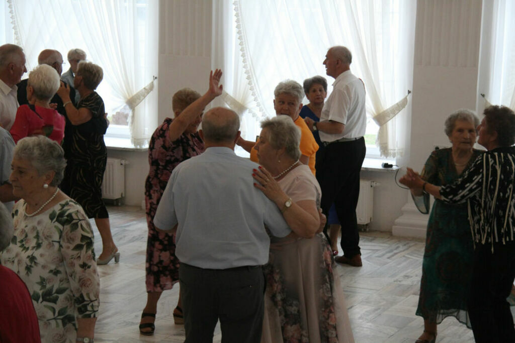 
                                                    40 – lecie Klubu Seniora Jesienna Róża 
                                                