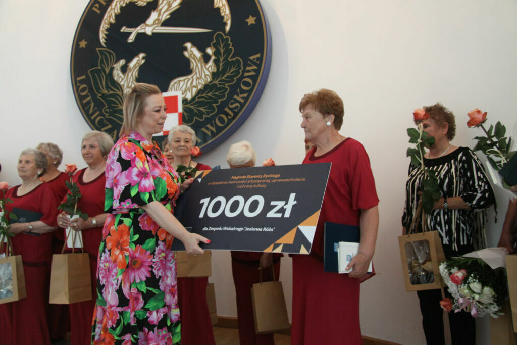 
                                                    40 – lecie Klubu Seniora Jesienna Róża 
                                                